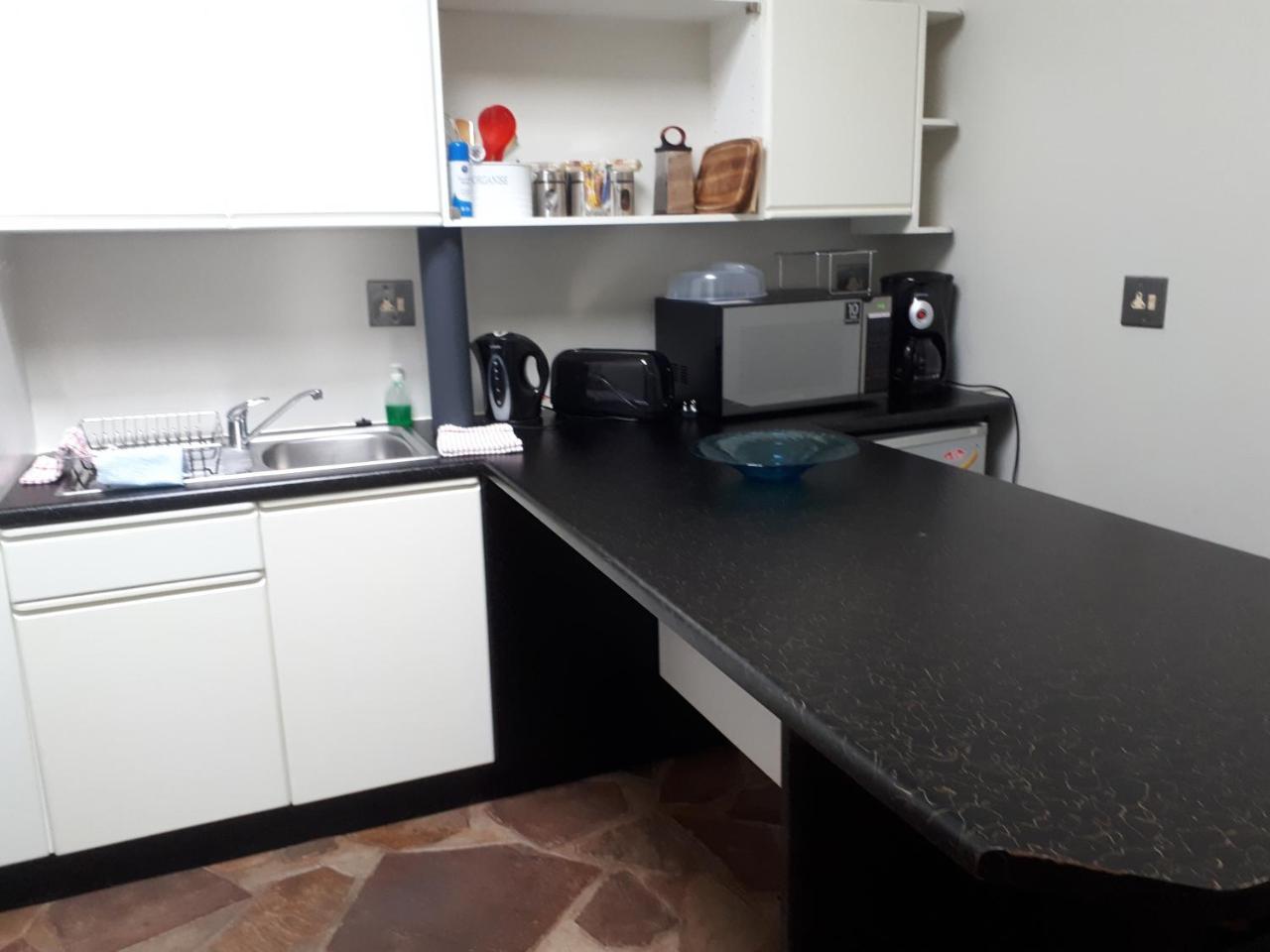 Hotel Suiderhof Self-Catering Windhoek Esterno foto