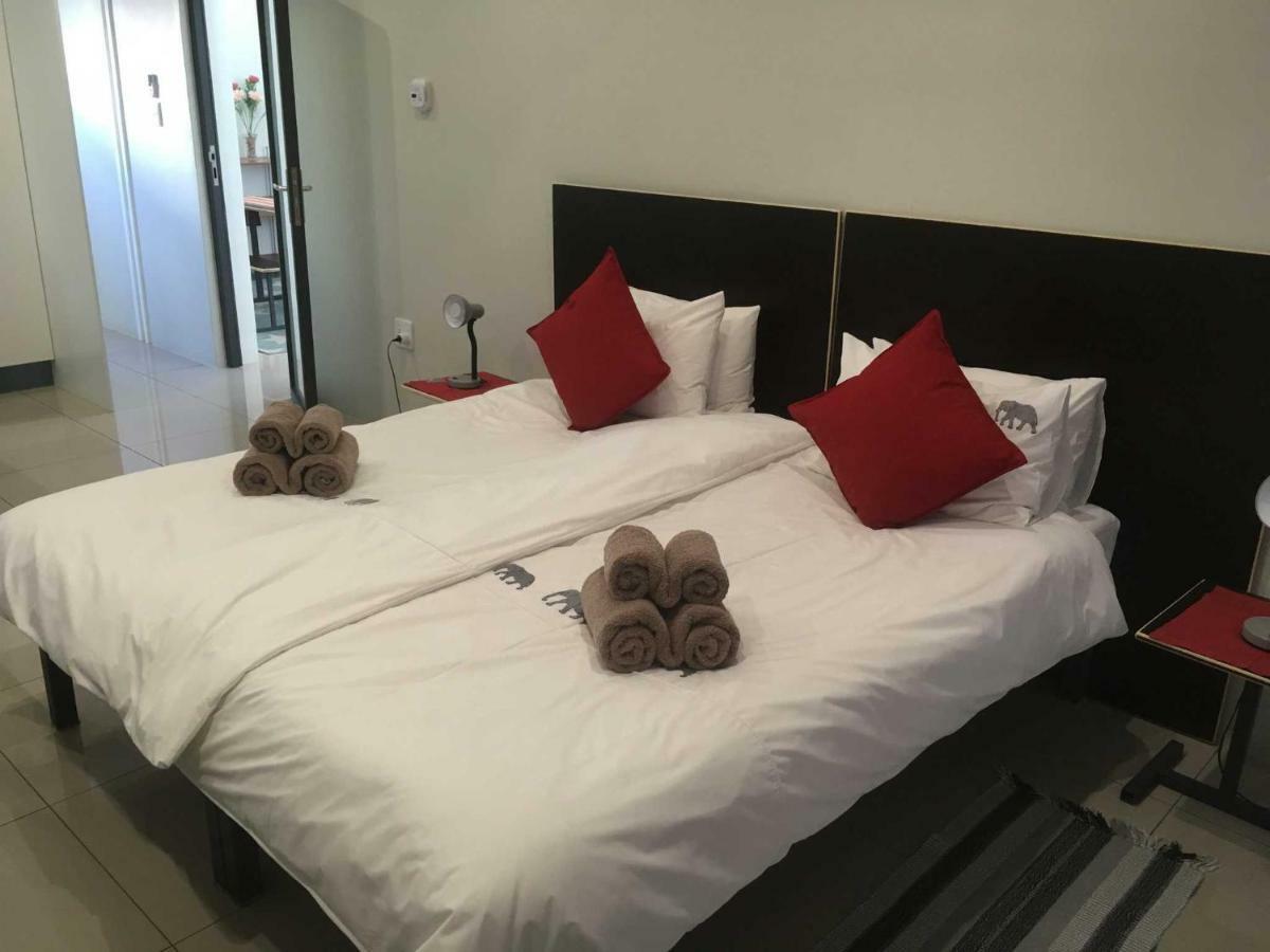Hotel Suiderhof Self-Catering Windhoek Esterno foto