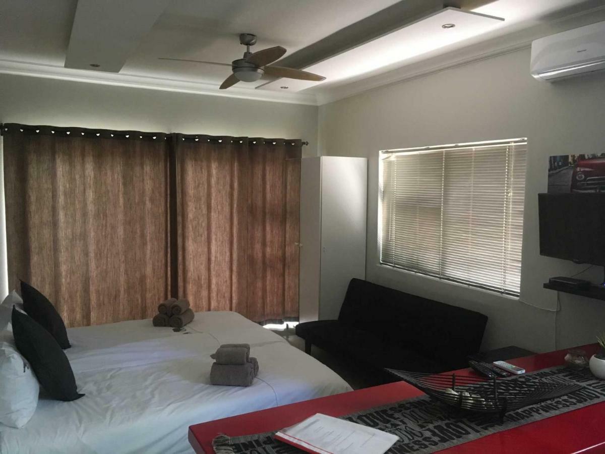 Hotel Suiderhof Self-Catering Windhoek Esterno foto