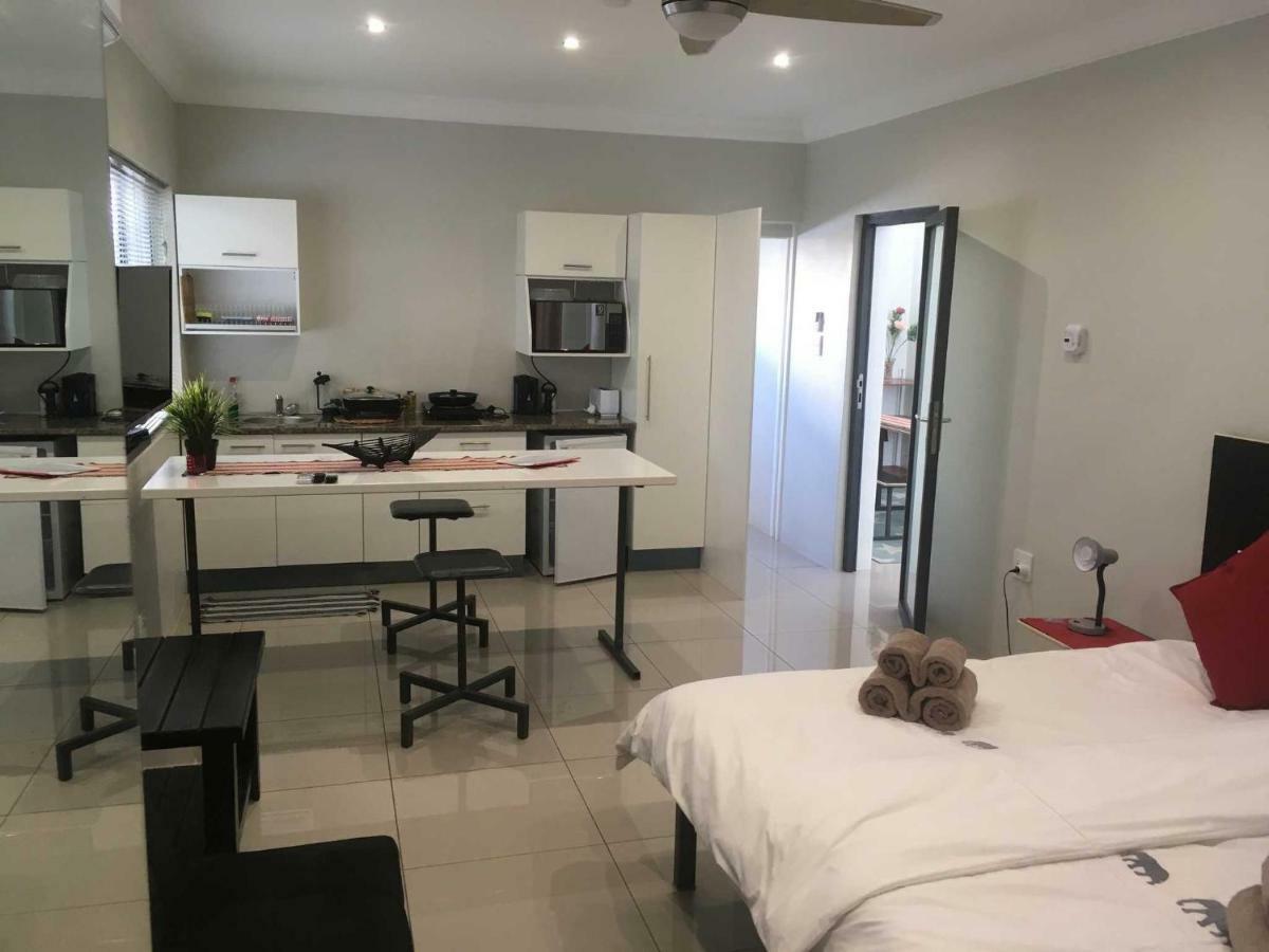 Hotel Suiderhof Self-Catering Windhoek Esterno foto
