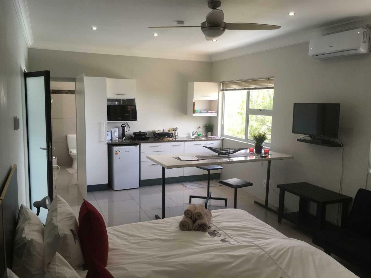 Hotel Suiderhof Self-Catering Windhoek Esterno foto