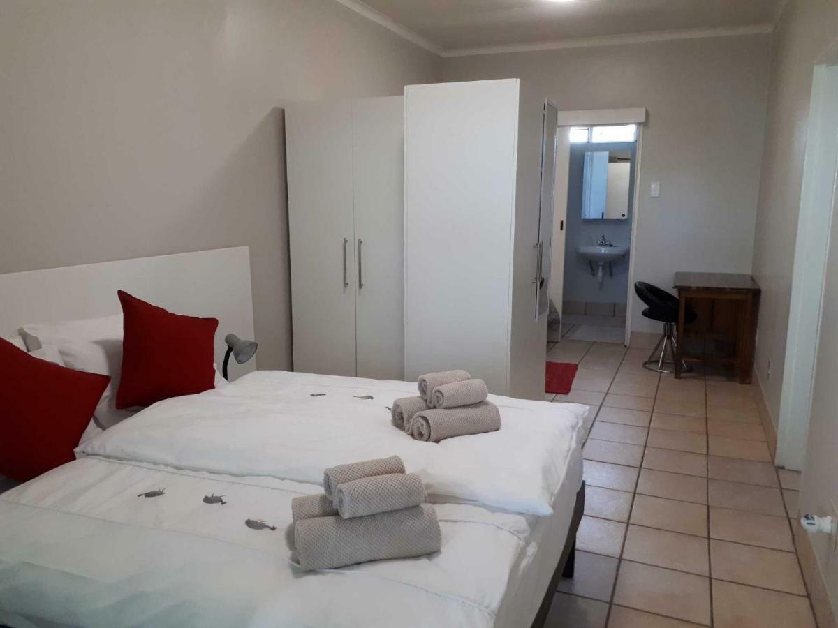 Hotel Suiderhof Self-Catering Windhoek Esterno foto