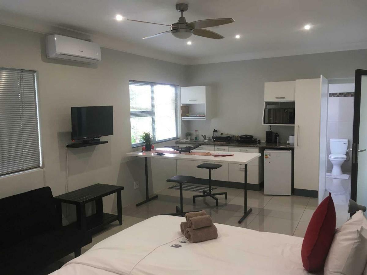Hotel Suiderhof Self-Catering Windhoek Esterno foto