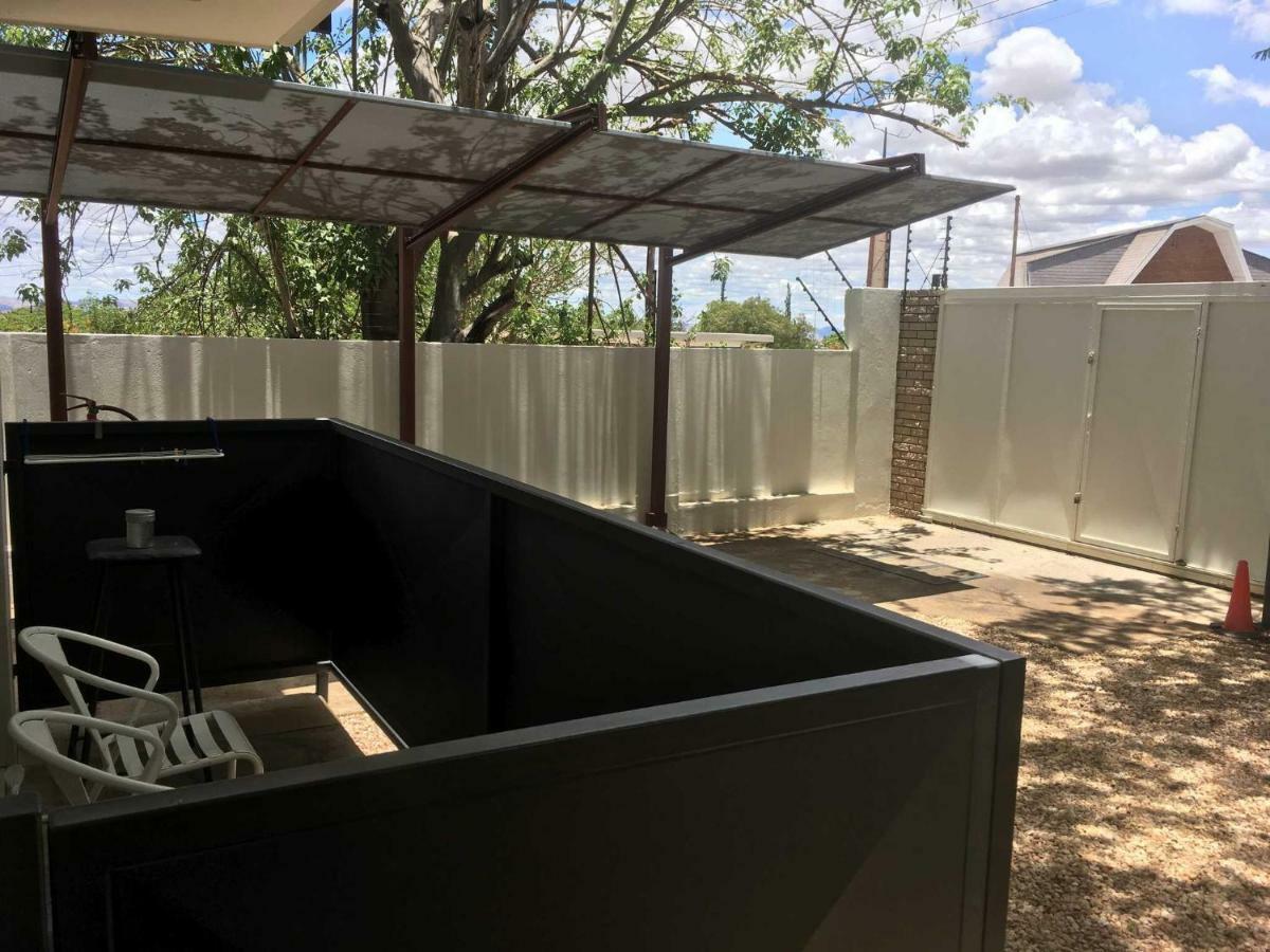 Hotel Suiderhof Self-Catering Windhoek Esterno foto