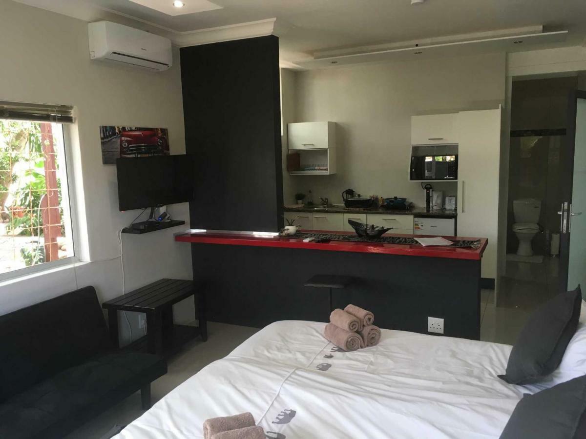 Hotel Suiderhof Self-Catering Windhoek Esterno foto