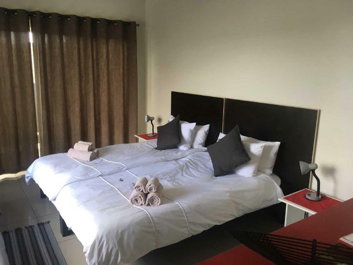 Hotel Suiderhof Self-Catering Windhoek Esterno foto