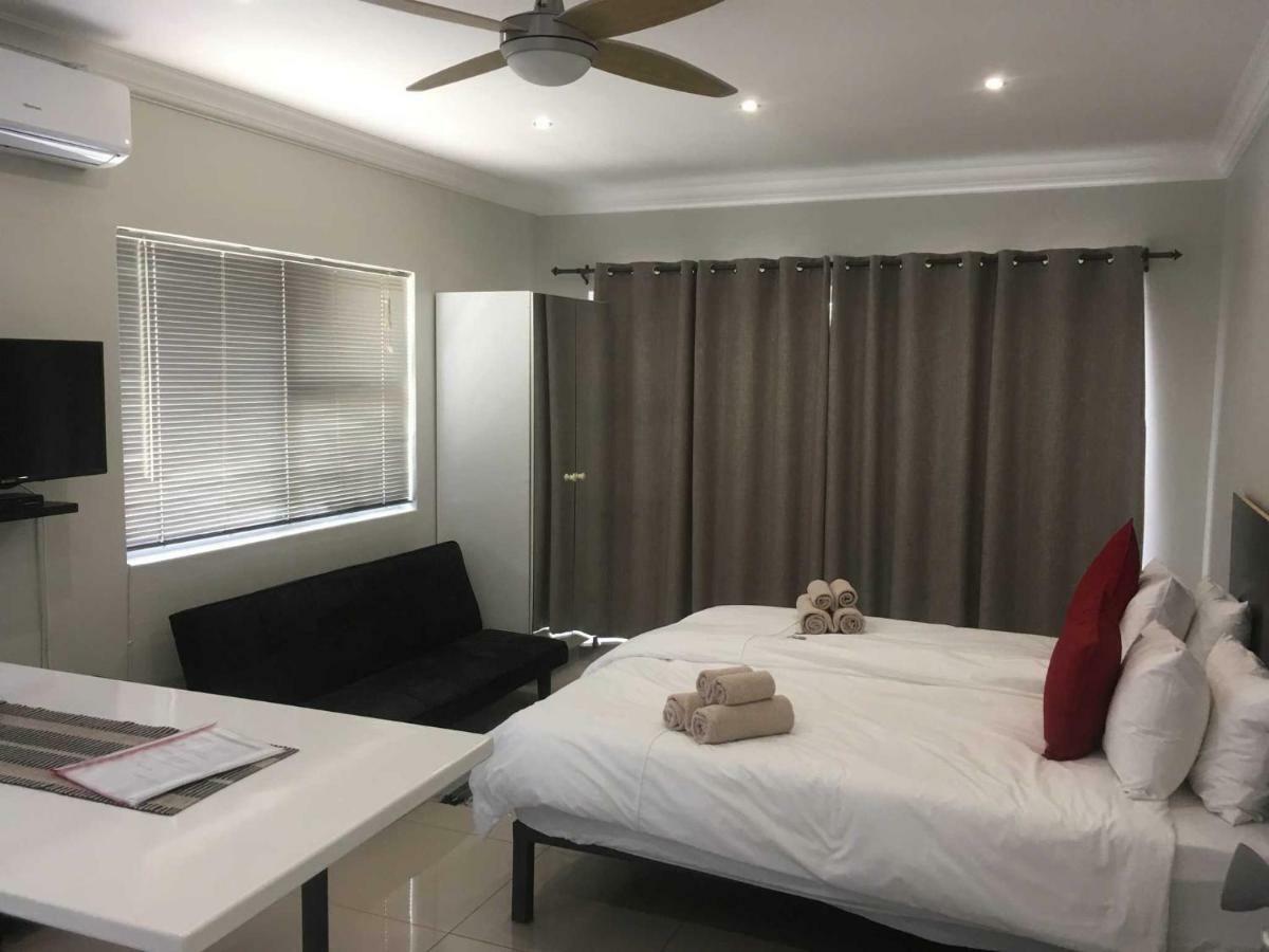 Hotel Suiderhof Self-Catering Windhoek Esterno foto