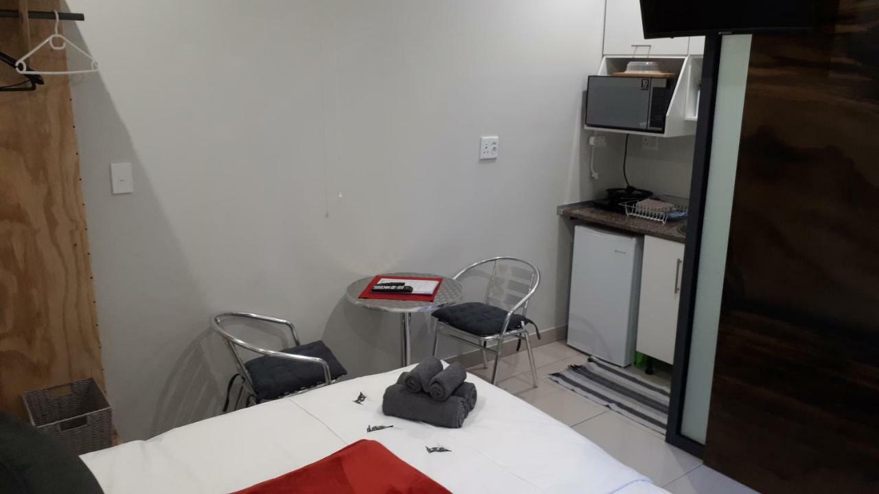 Hotel Suiderhof Self-Catering Windhoek Esterno foto