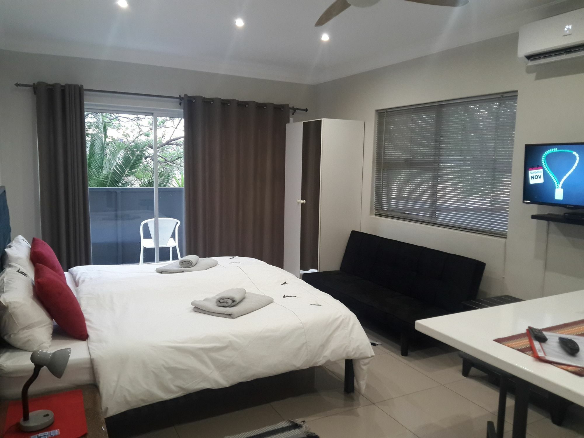 Hotel Suiderhof Self-Catering Windhoek Esterno foto