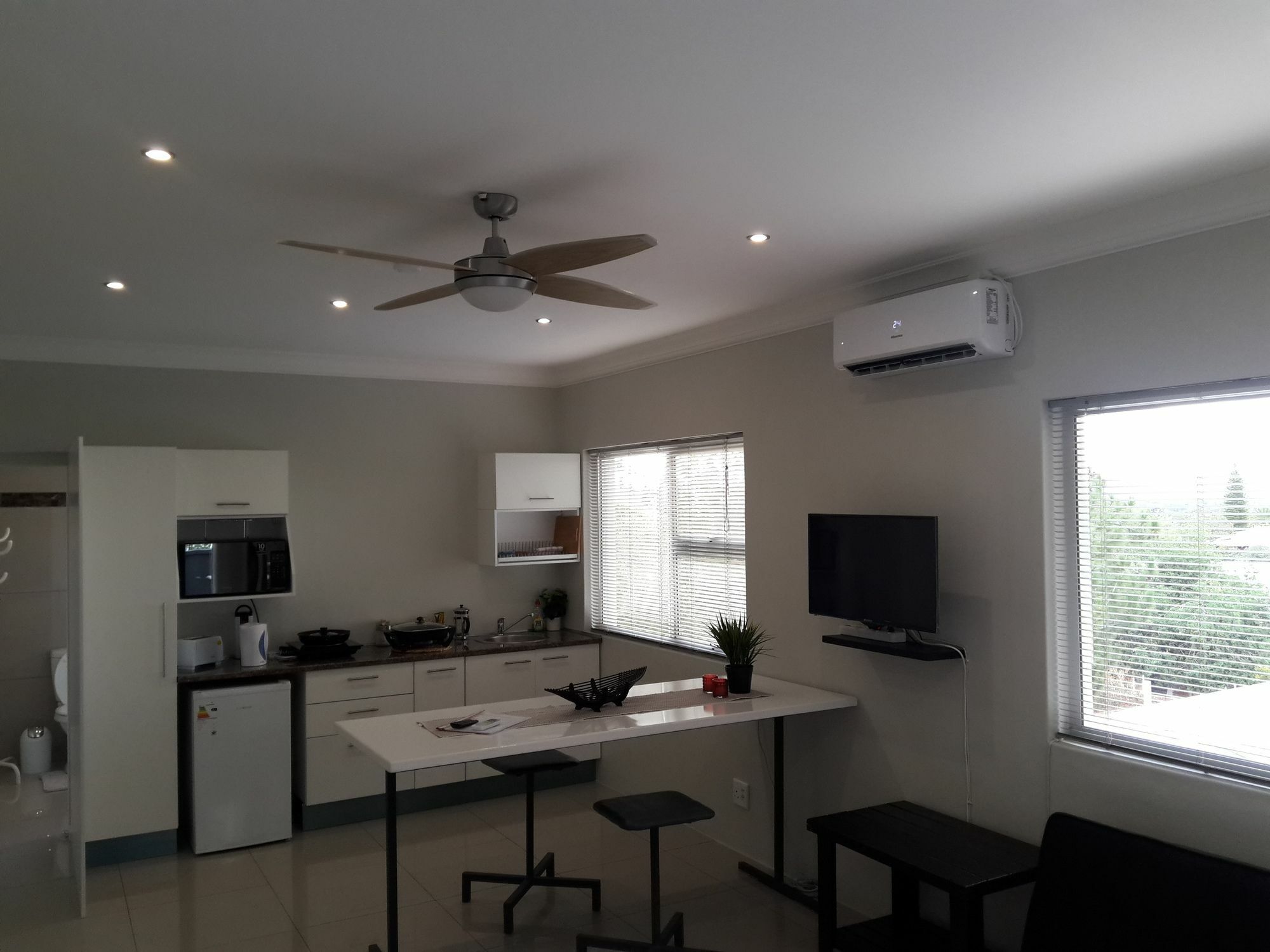 Hotel Suiderhof Self-Catering Windhoek Esterno foto